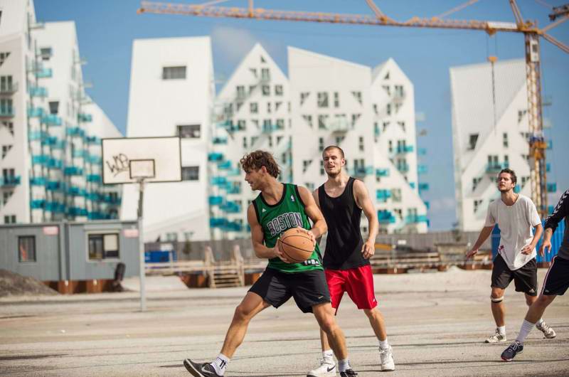 Unge mænd spiller basketball på Aarhus Ø
