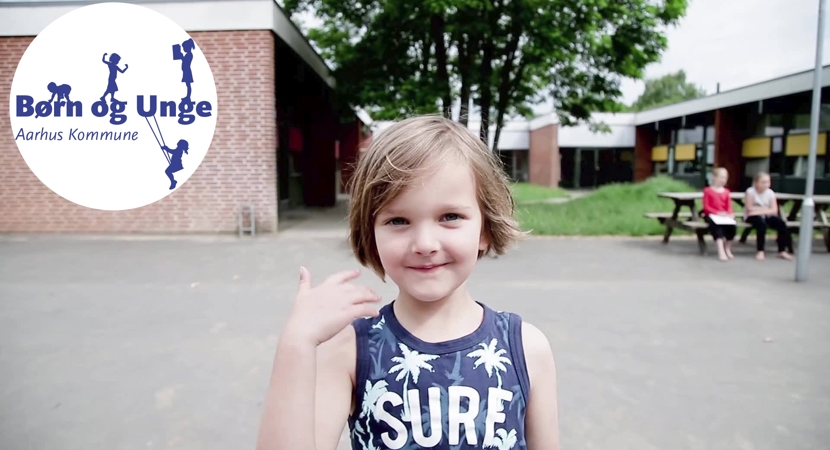 Barn foran en skole + Børn og Unge logo