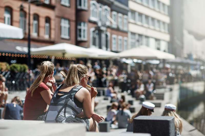 Unge kvinder spiser is ved åen i Aarhus